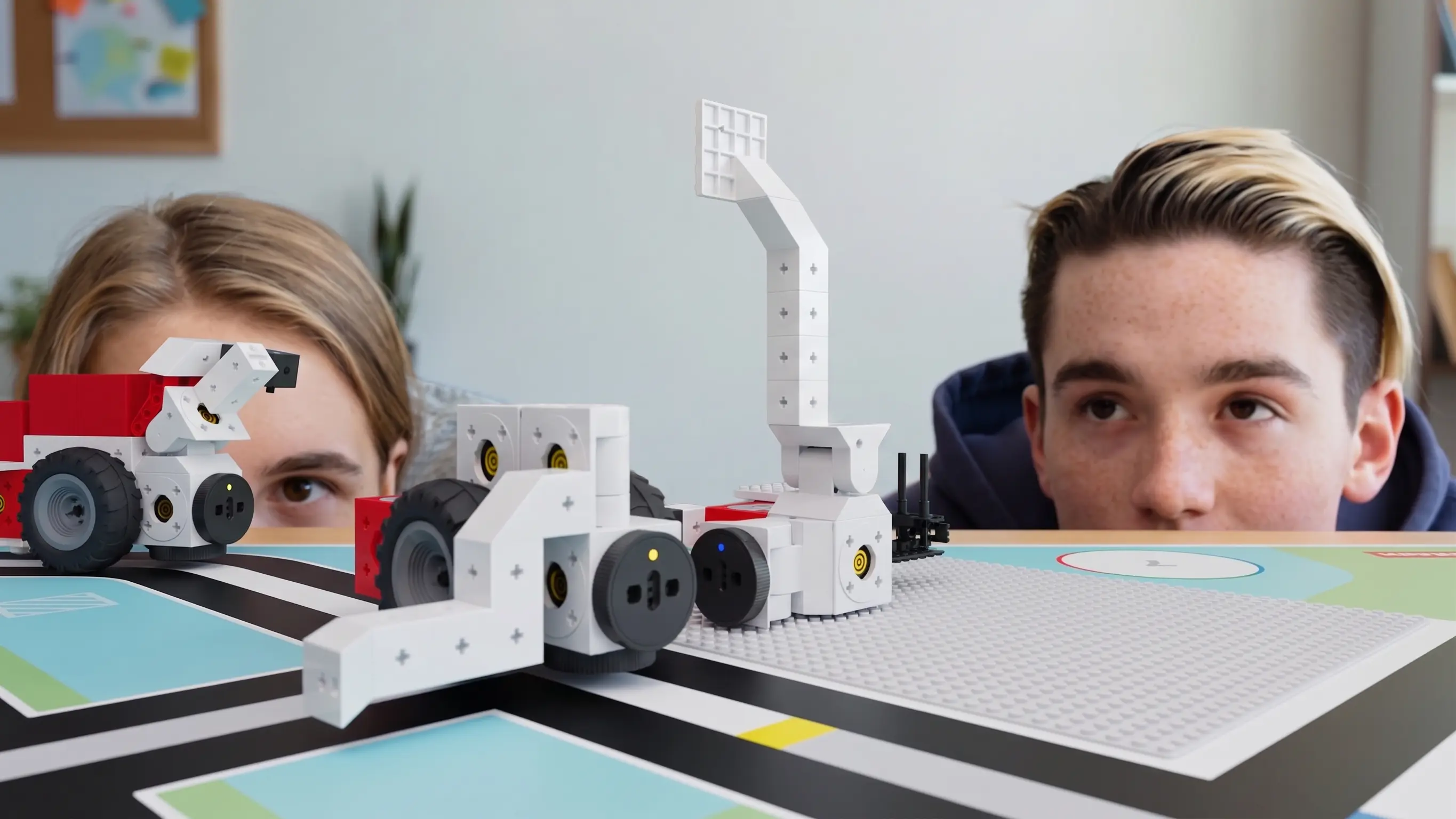 Schülerin und Schüler schauen auf das Smart Team - Smart Farming Szenario.